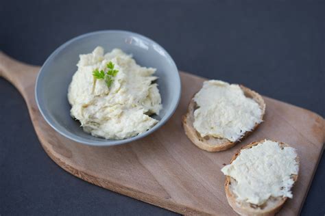  Baccalà mantecato: Een romige zee-smaakbeleving met de subtiele zoetheid van aardse aardappelen!