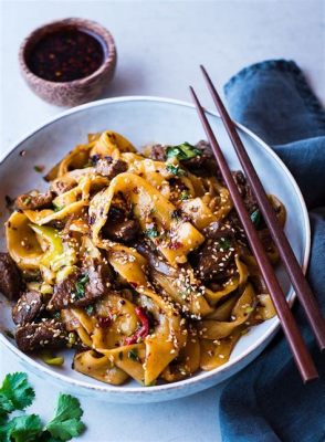  Hand-Pulled Noodles with Spicy Lamb: Een Explosie van Texturen en Umami in een Simpele Schotel!