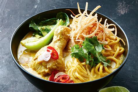  Khao Soi: Een romige currynoedelsoep met een knapperig twist!