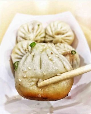  LianyunGang Shengjian Bao: Een Smakelijke Verleiding van Krokante Texturen en Volle Savory Vulling!