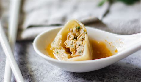  Xiao Long Bao: Een Explosie van Sappige Smaak en Fluweelzachte Textuur!