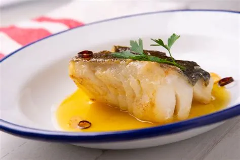   Bacalao al Pil-Pil? Een Sprankelende Fusie van Romige Textuur en Explosieve Smaken!