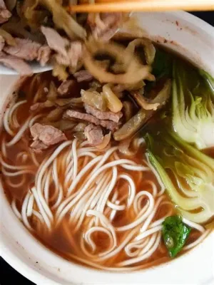  Huanggang Rou Si Mian: Een Ontzettend Lekkergerecht Vol Smaken van Geroosterd Vlees en Zijdezachte Noodles