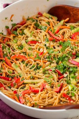  Linyi Spiced Peanut Noodles: Een onverwachte combinatie van pikante wortels en nootachtige glans!