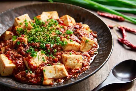 Mapo Tofu: Een pittige en romige tofu-schotel die je smaakpapillen zal verrassen!