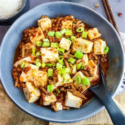  Mapo Tofu: Een pittige en romige tofu-specialiteit met een vuurwerk van smaken!