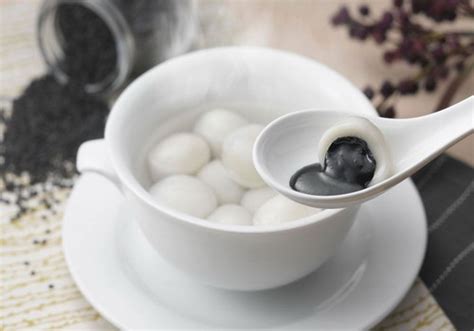  Ningbo Tangyuan: Heeft de zoete vulling van deze rijstballetjes een geheime magie die je smaakpapillen betovert?