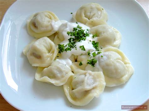  Pelmeni: Een Verleiding van Hartige Vulling en Licht Gebakken Deeg!