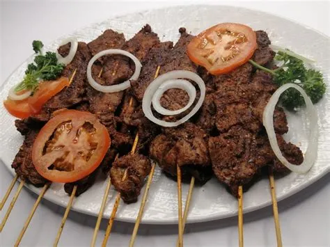  Suya! Een Sensuele Grillade Met Kruidige Noten die je Smaaksensoren zullen Verassen