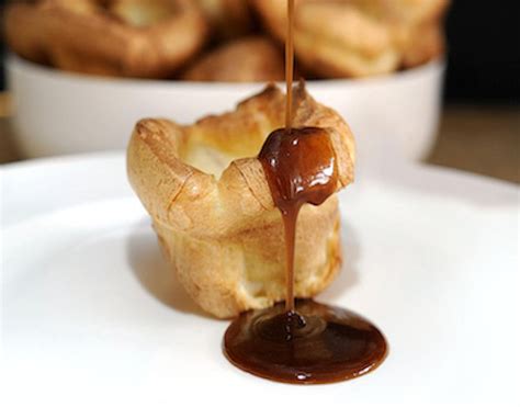  Yorkshire Pudding: Een luchtige, knapperige bak die perfect samengaat met een rijke jus!